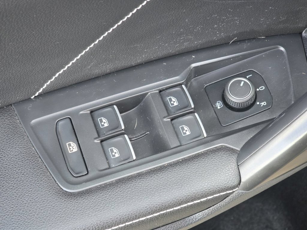 Used 2023 Volkswagen Tiguan SE AWD/4WD image 23