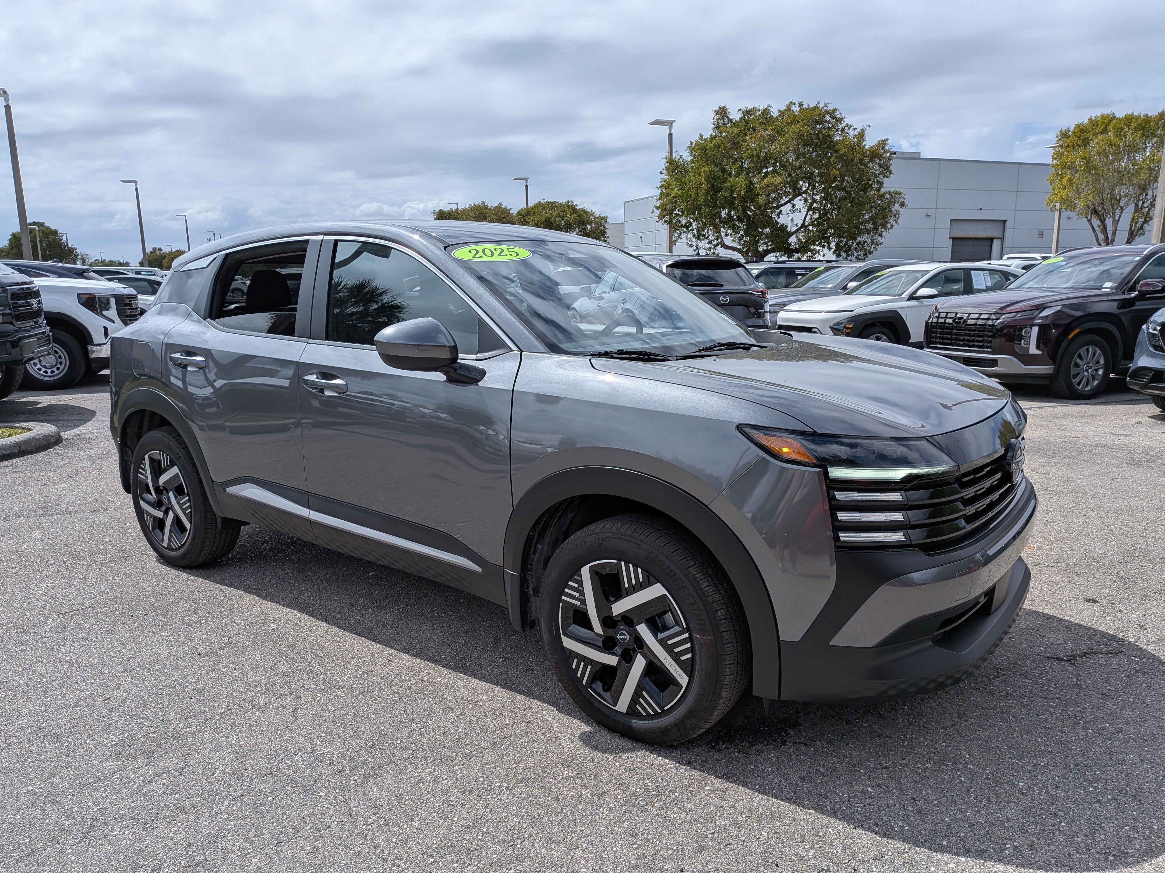 Used 2025 Nissan Kicks SV image 2