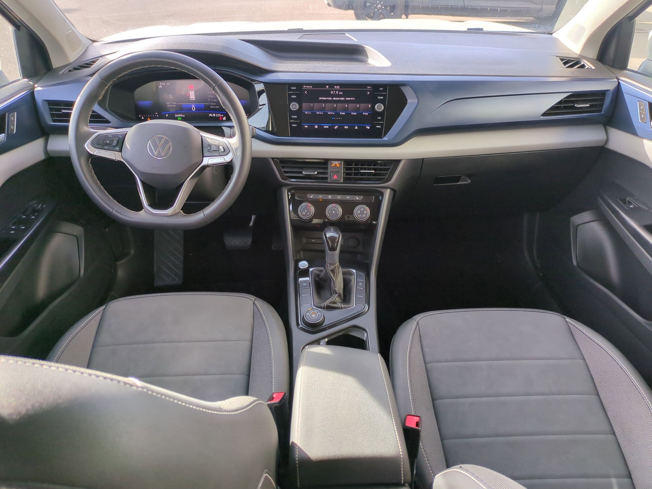 Used 2023 Volkswagen Taos SE image 30