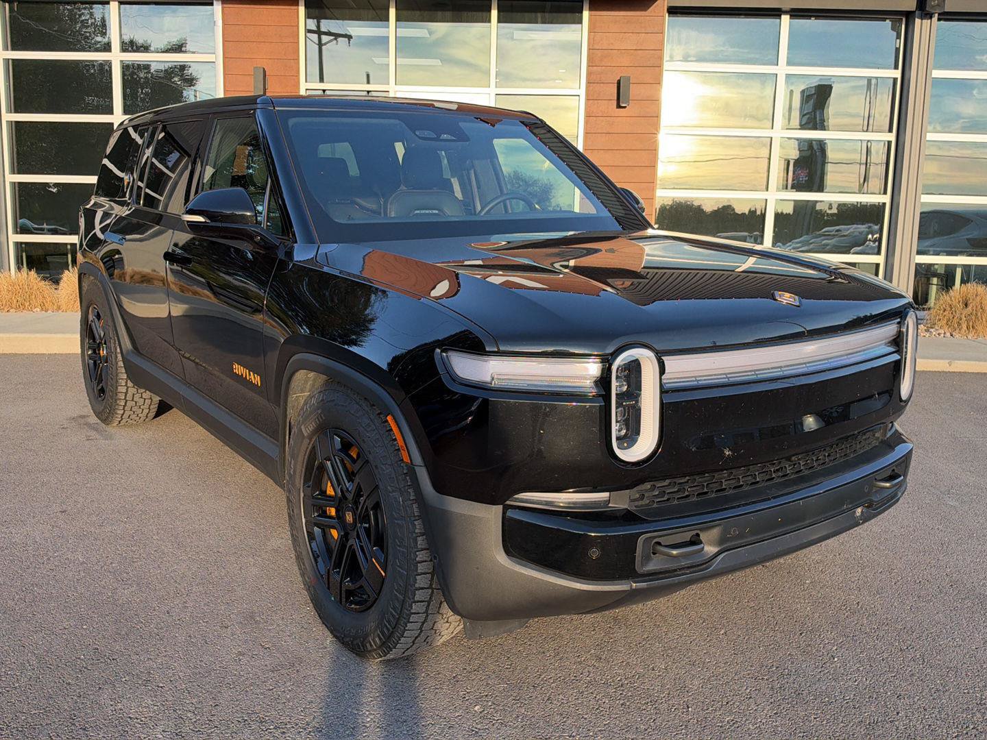 Used 2026 Rivian R1S Premium Tri AWD/4WD image 2