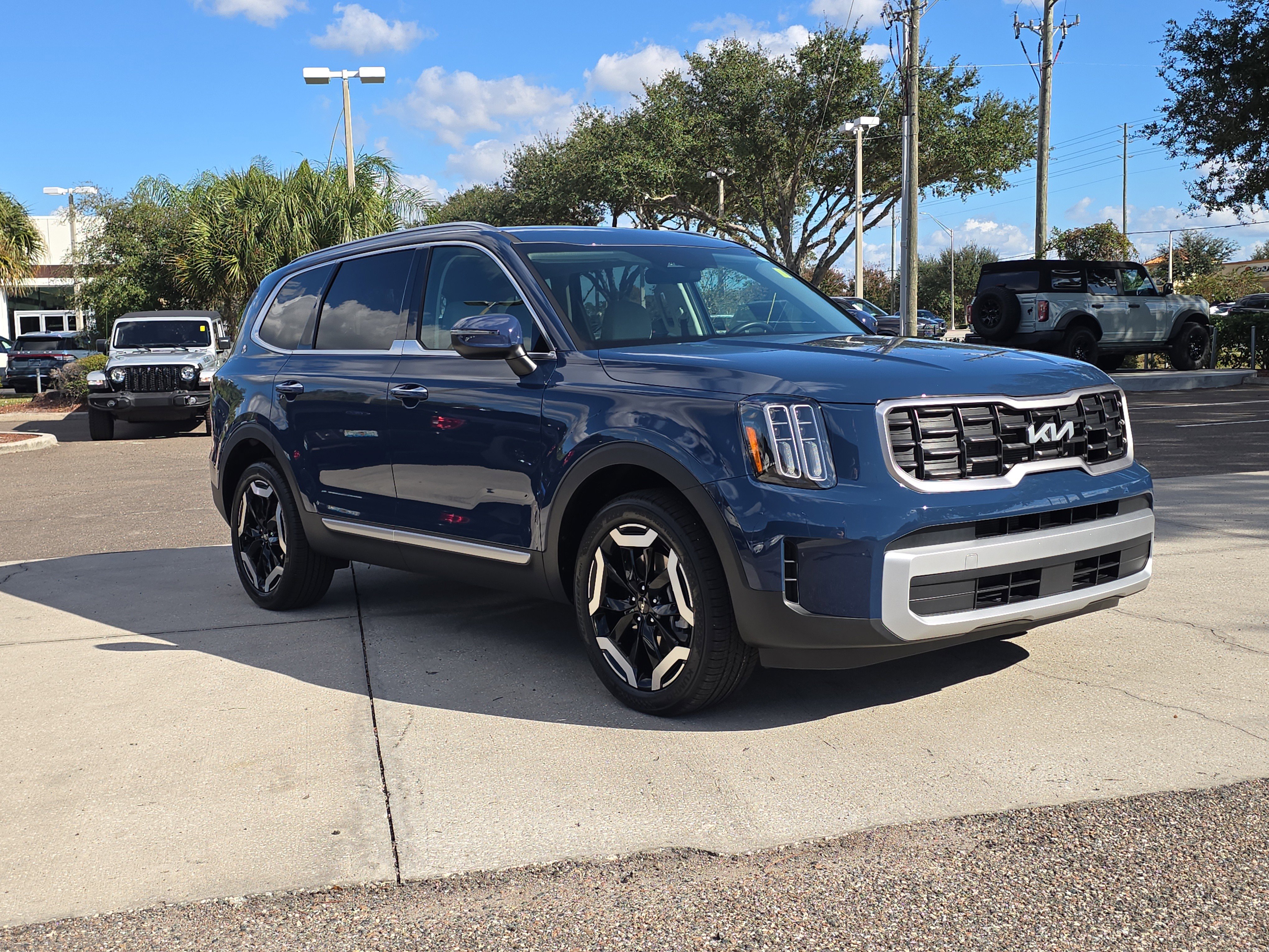 Used 2025 Kia Telluride S image 2