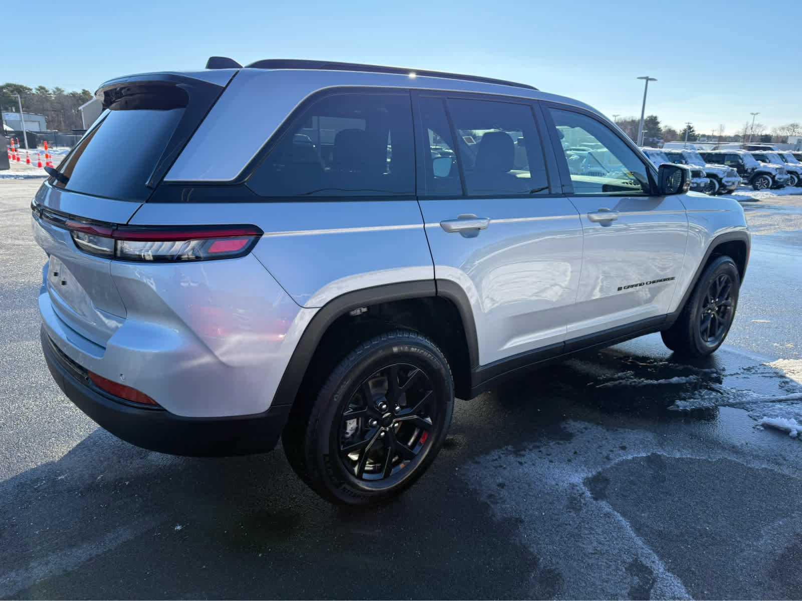 Used 2025 Jeep Grand Cherokee Altitude image 10