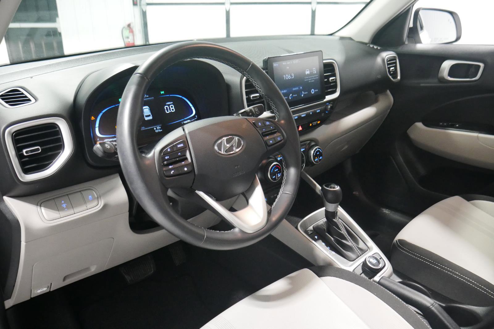Used 2024 Hyundai Venue SEL image 9