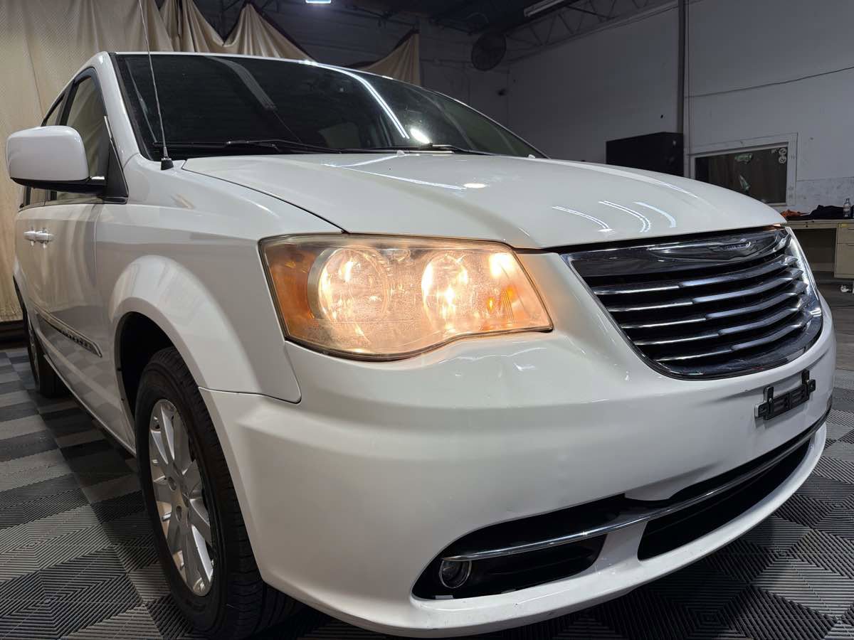 Used 2014 Chrysler Town & Country Touring FWD image 6