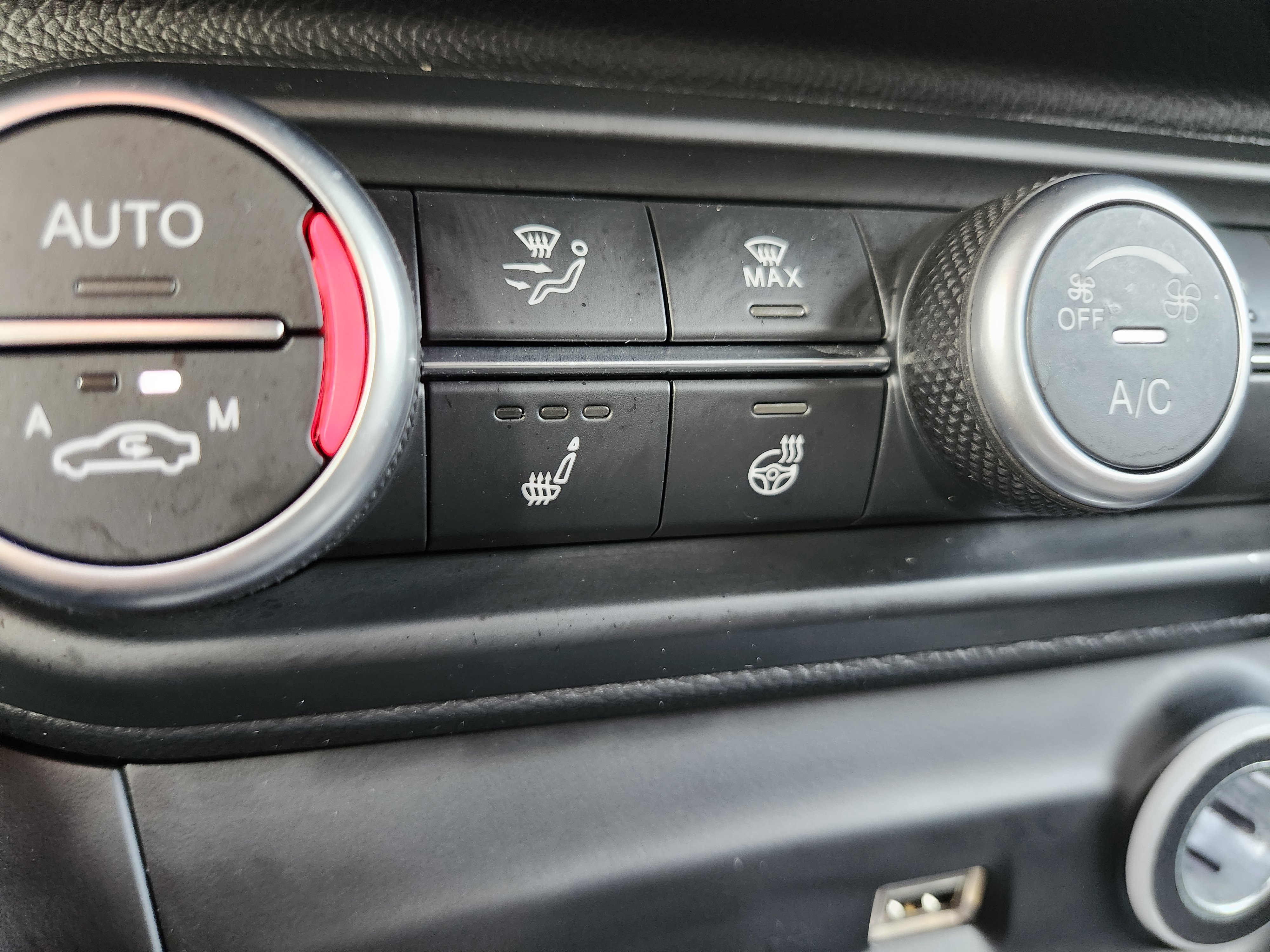 Used 2023 Alfa Romeo Stelvio Ti AWD/4WD image 9