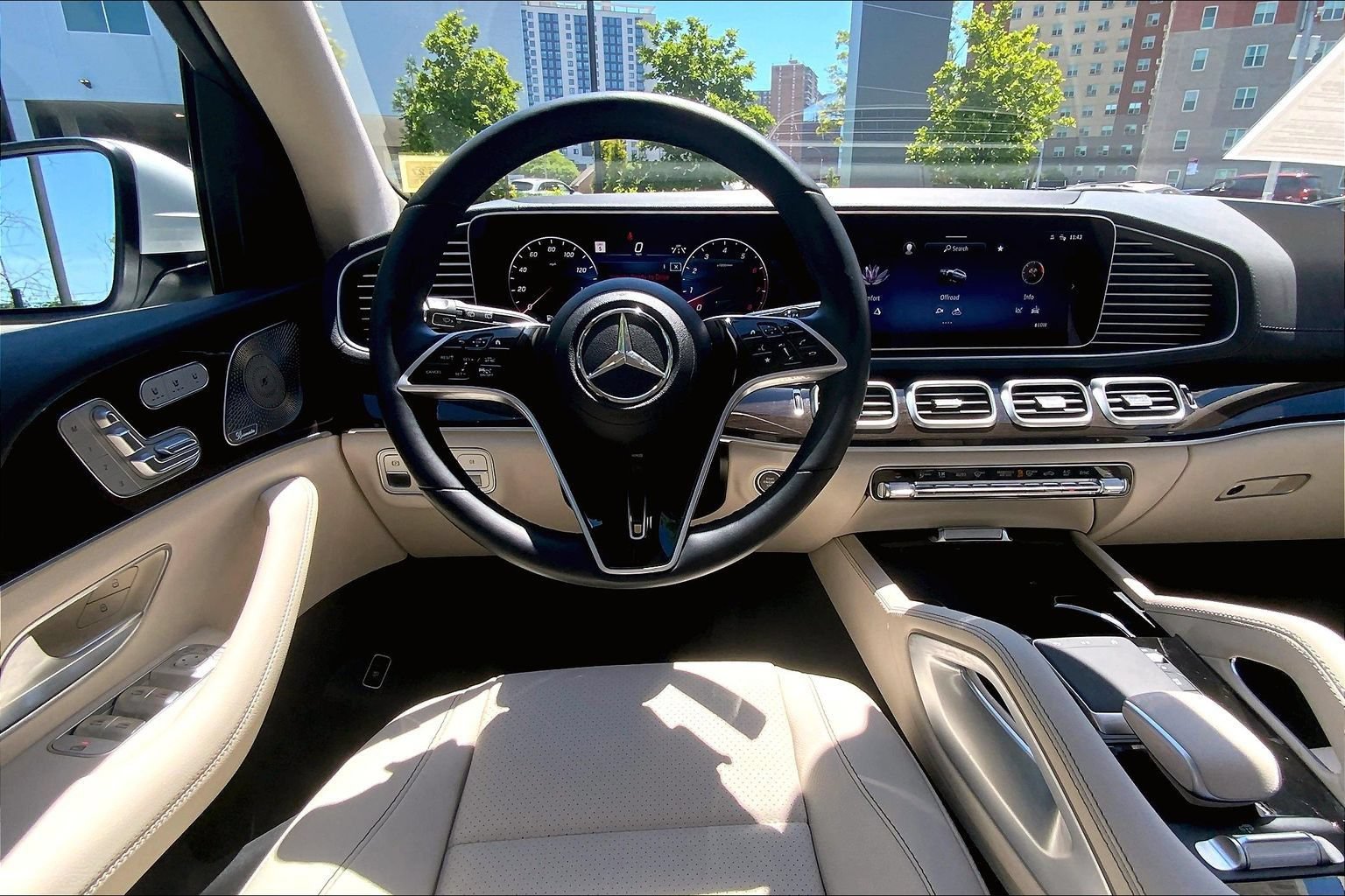 Used 2025 Mercedes-Benz GLS 450 4MATIC image 5