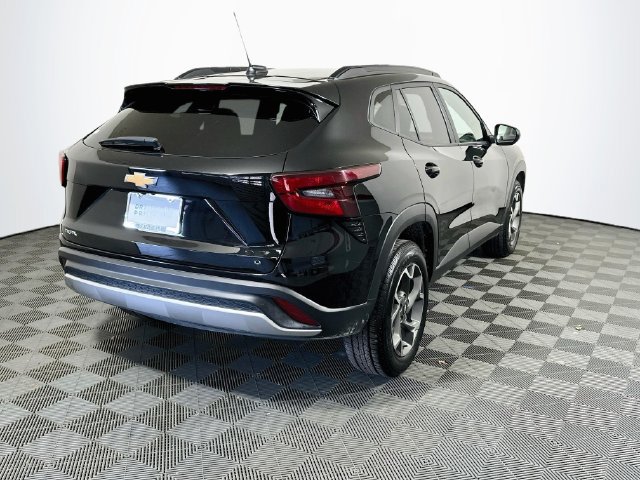 Used 2025 Chevrolet Trax LT FWD image 8