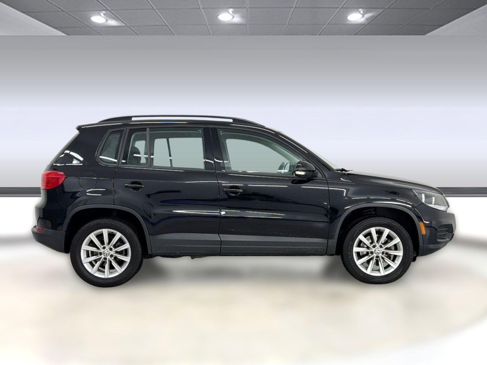 Used 2017 Volkswagen Tiguan S image 8