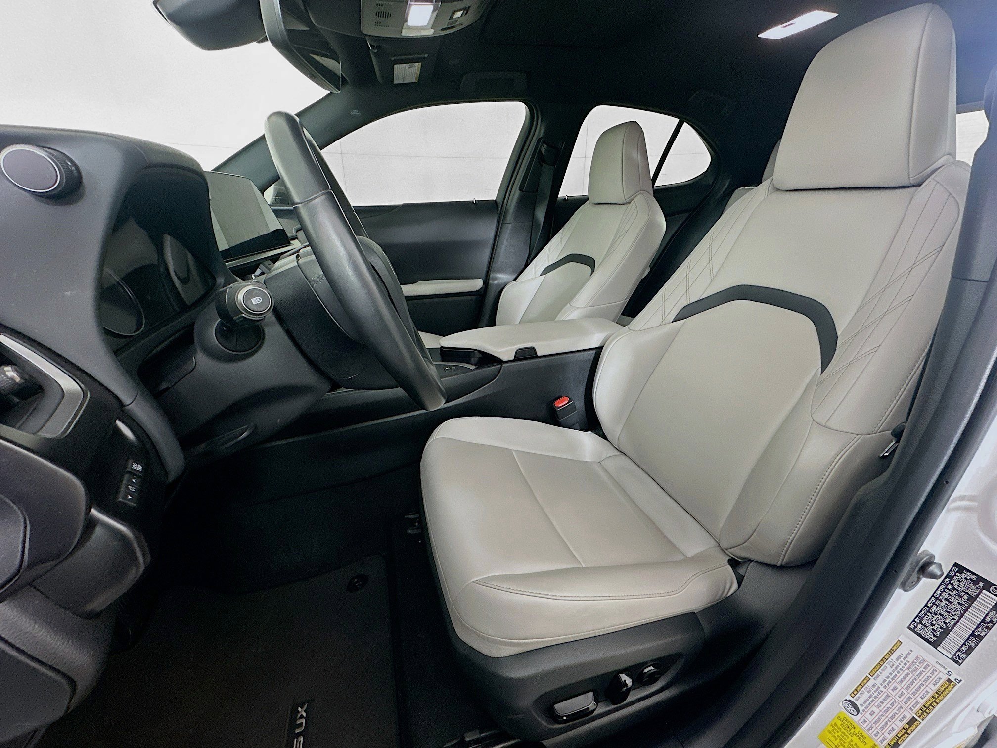 Used 2023 Lexus UX 250h FWD image 13