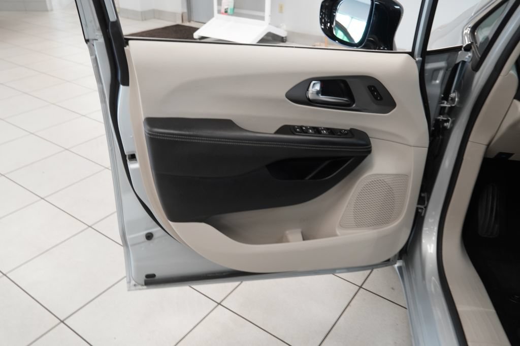 Used 2024 Chrysler Pacifica Touring-L FWD image 5
