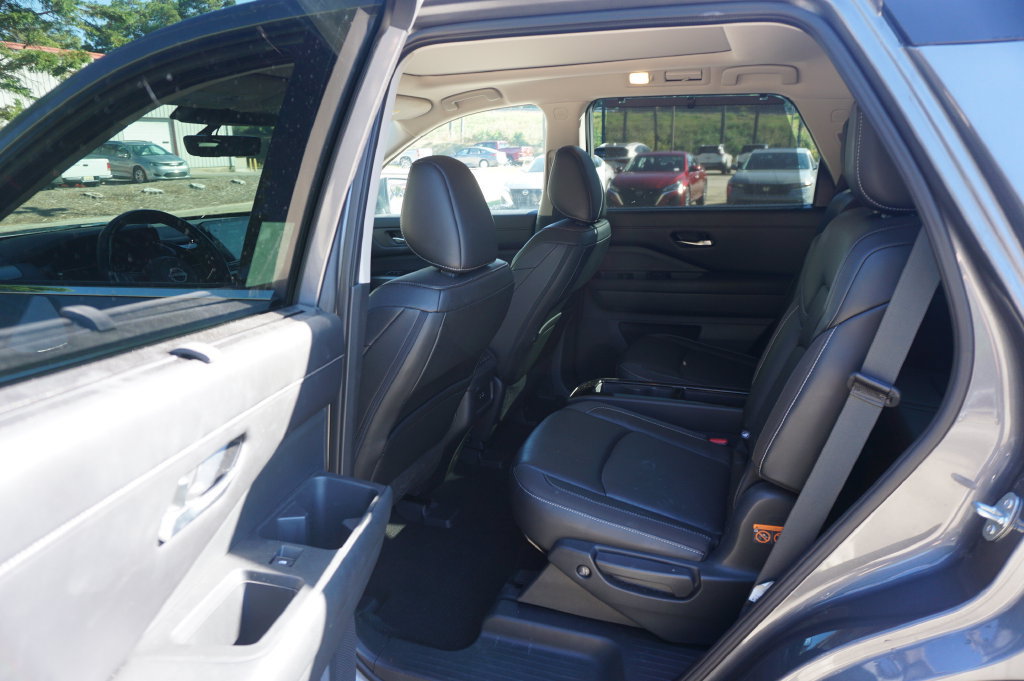 Used 2024 Nissan Pathfinder SL w/ SL Premium Package FWD image 15