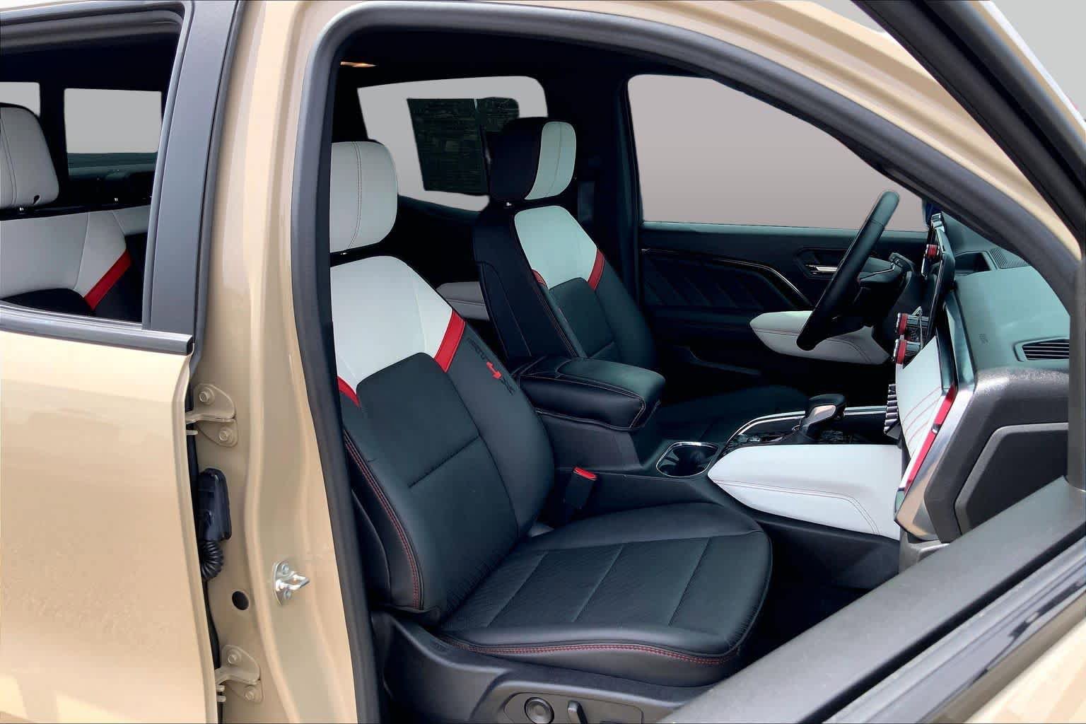 Used 2024 GMC Canyon AT4X AWD/4WD image 9
