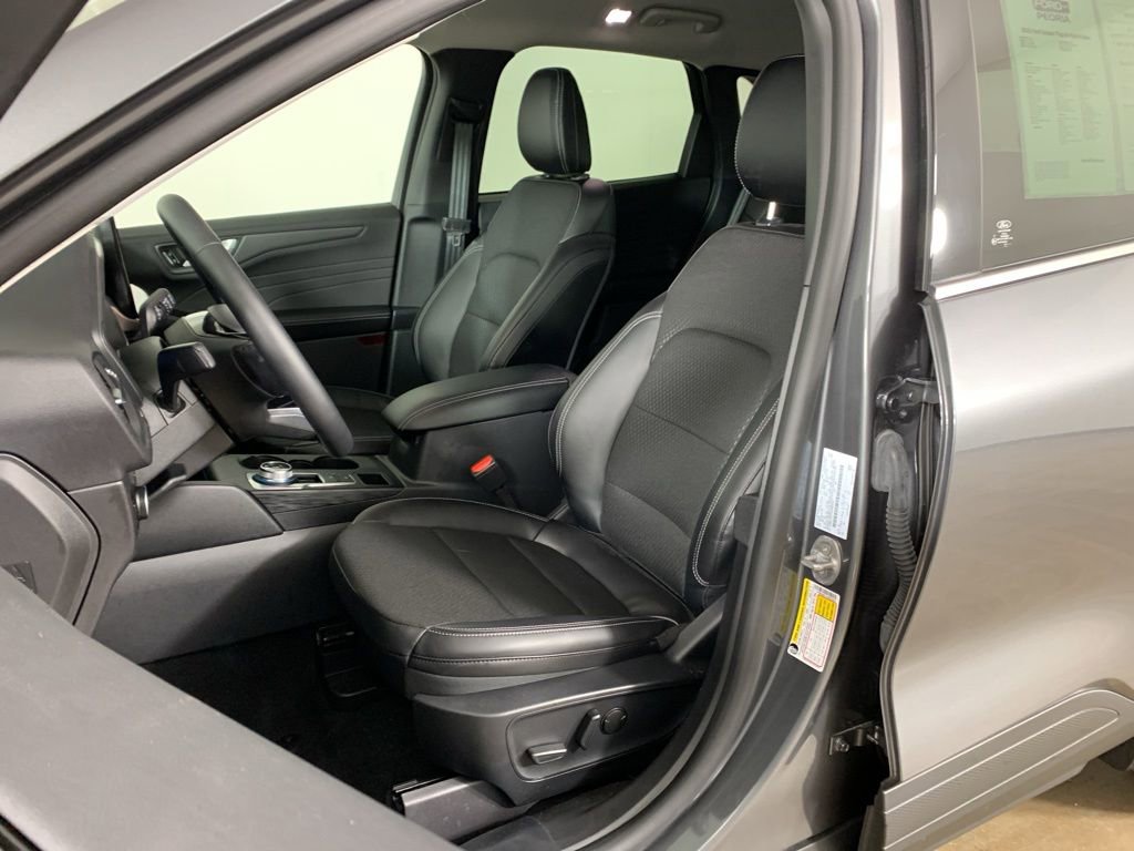 Used 2025 Ford Escape SE image 26