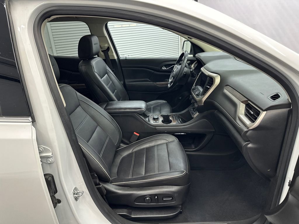 Used 2020 GMC Acadia Denali w/ Technology Package FWD image 15