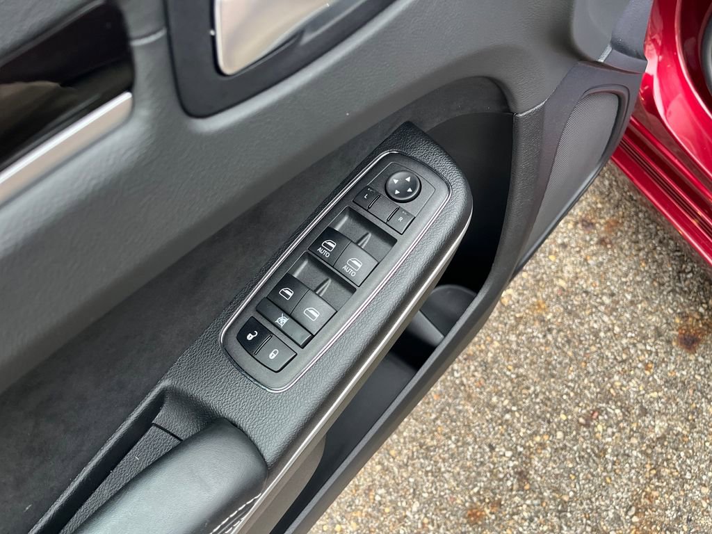 Used 2023 Chrysler 300 C image 13