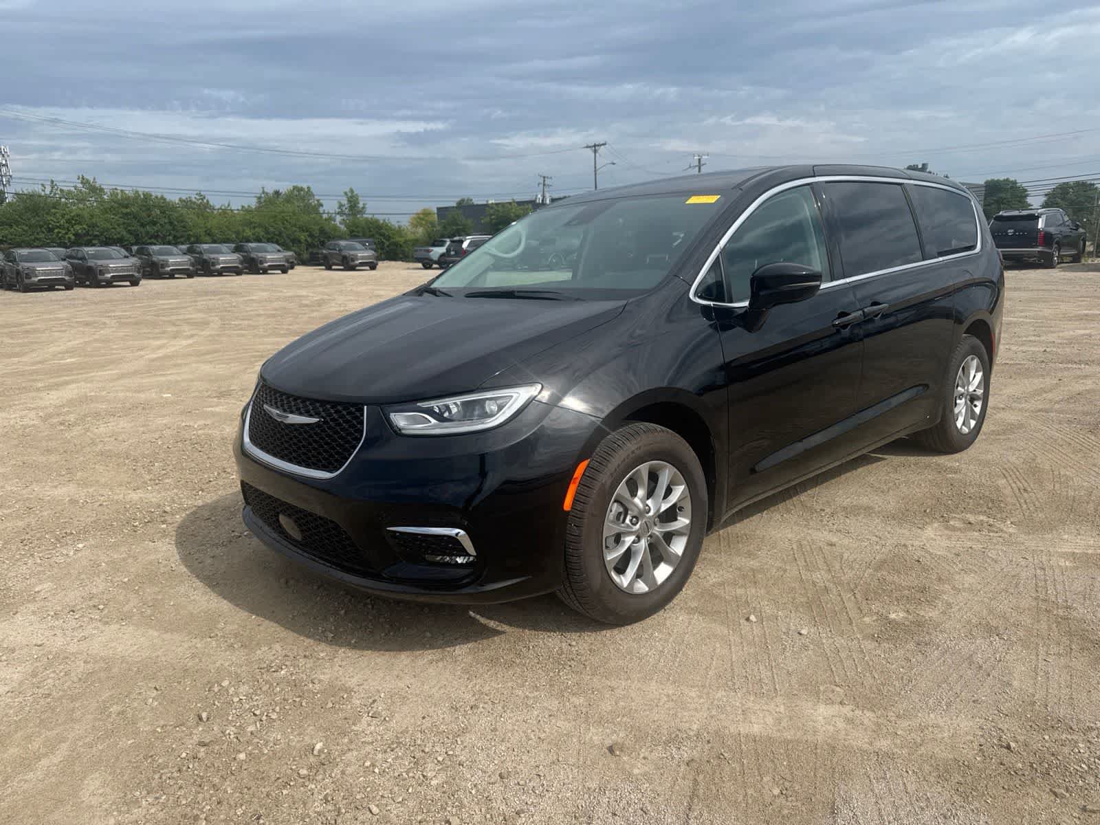 Used 2024 Chrysler Pacifica Touring-L AWD/4WD image 1