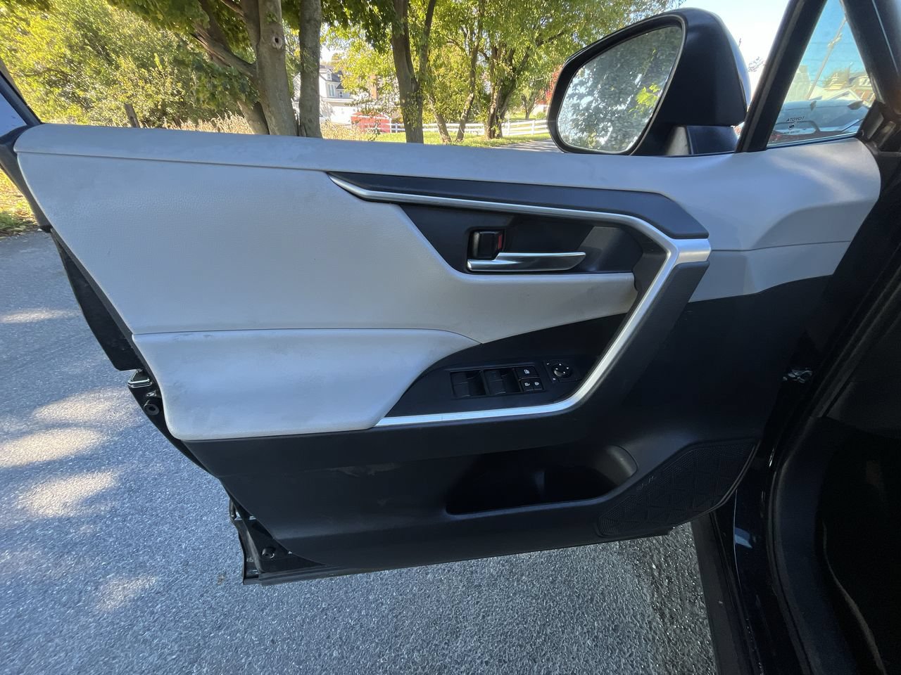 Used 2020 Toyota RAV4 XLE AWD/4WD image 3