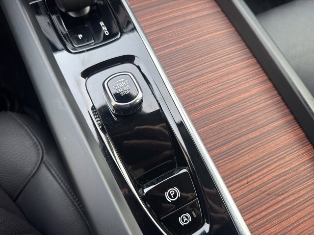 Used 2024 Volvo XC60 B5 Plus image 23