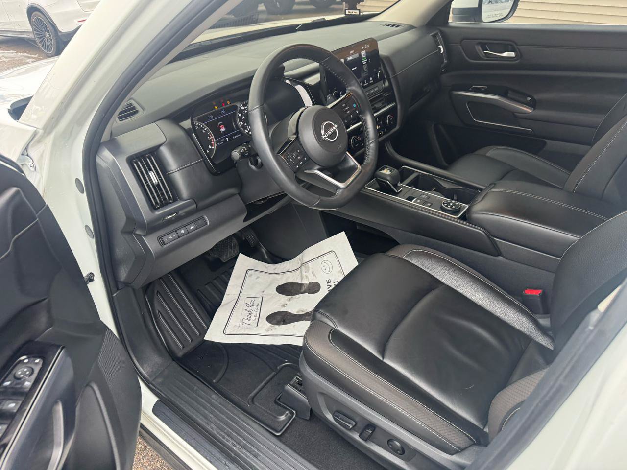 Used 2023 Nissan Pathfinder SL AWD/4WD image 10