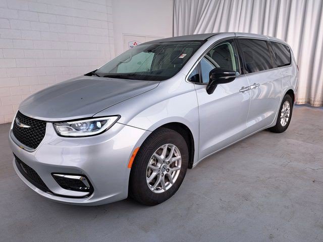 Used 2024 Chrysler Pacifica Touring-L FWD image 2