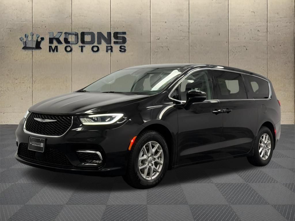 Used 2024 Chrysler Pacifica Touring-L FWD image 1