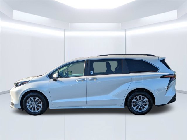 Certified 2026 Toyota Sienna XLE FWD image 8
