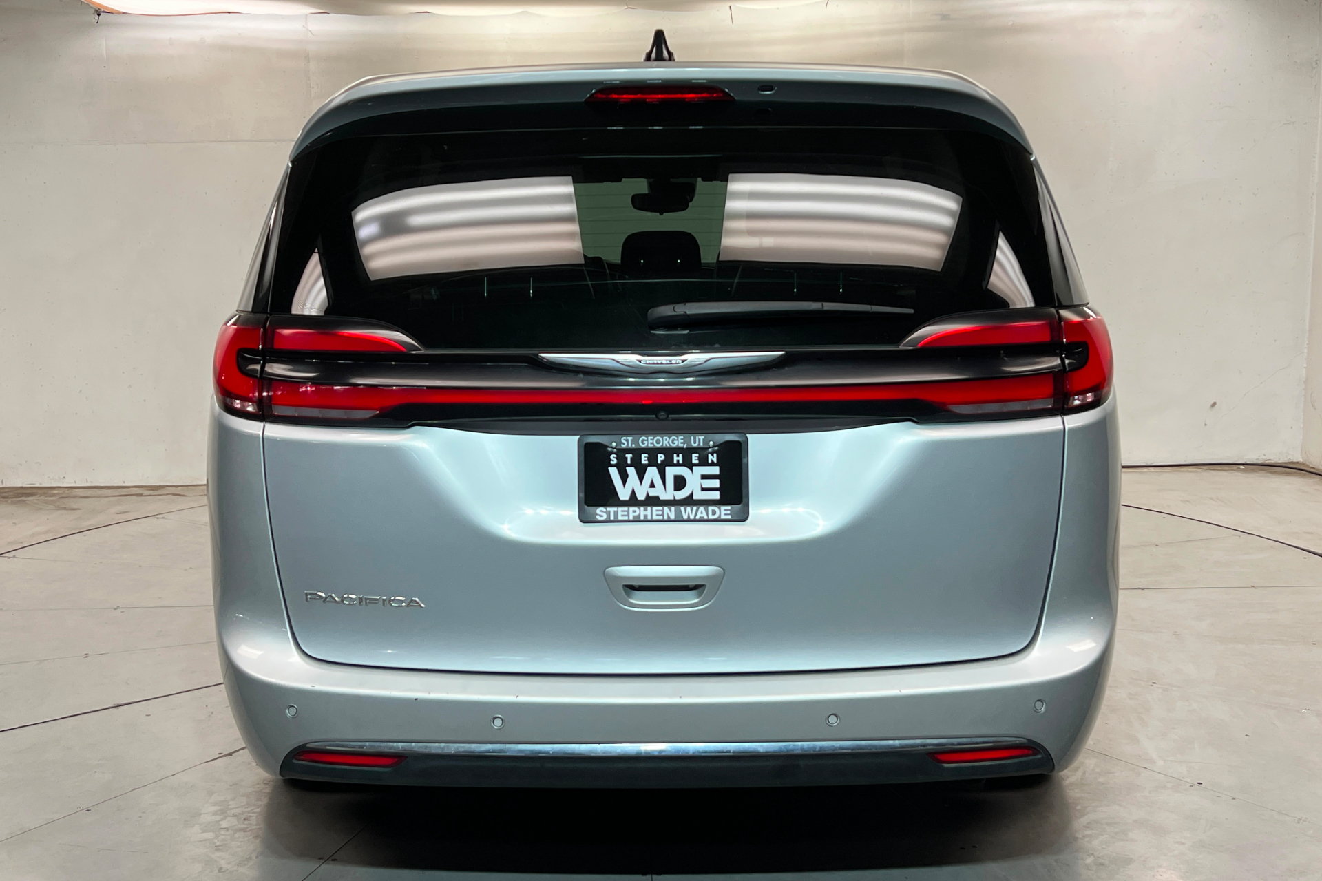 Used 2023 Chrysler Pacifica Touring-L FWD image 4