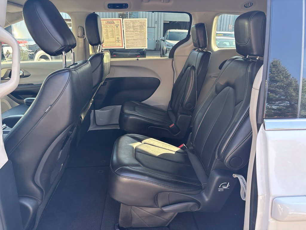 Used 2024 Chrysler Pacifica Touring-L FWD image 15