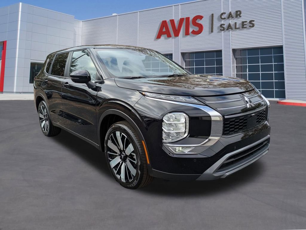 Used 2025 Mitsubishi Outlander SE image 3