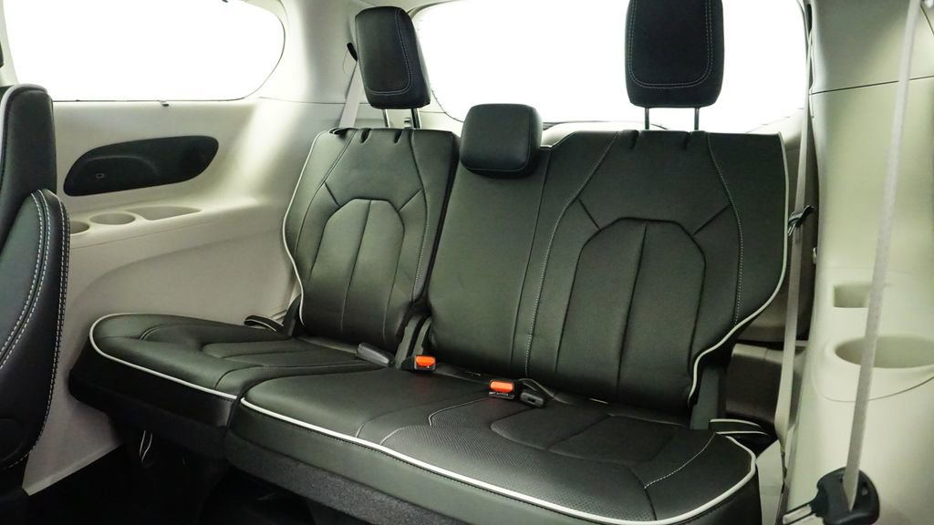 Used 2024 Chrysler Pacifica Limited image 17