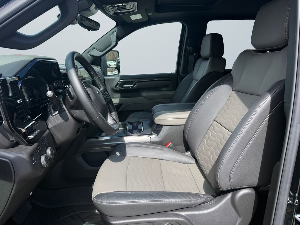 Used 2025 Chevrolet Silverado 2500 ZR2 w/ Technology Package image 9