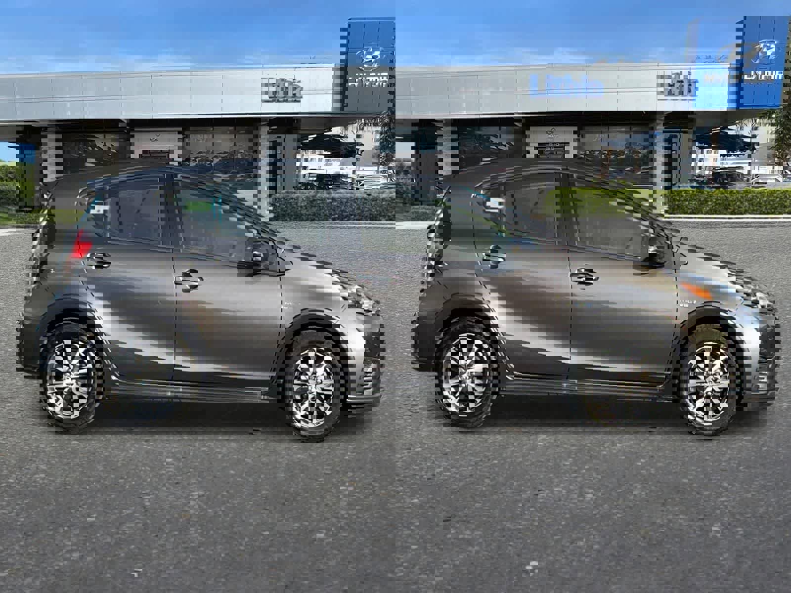 Used 2018 Toyota Prius C One image 9