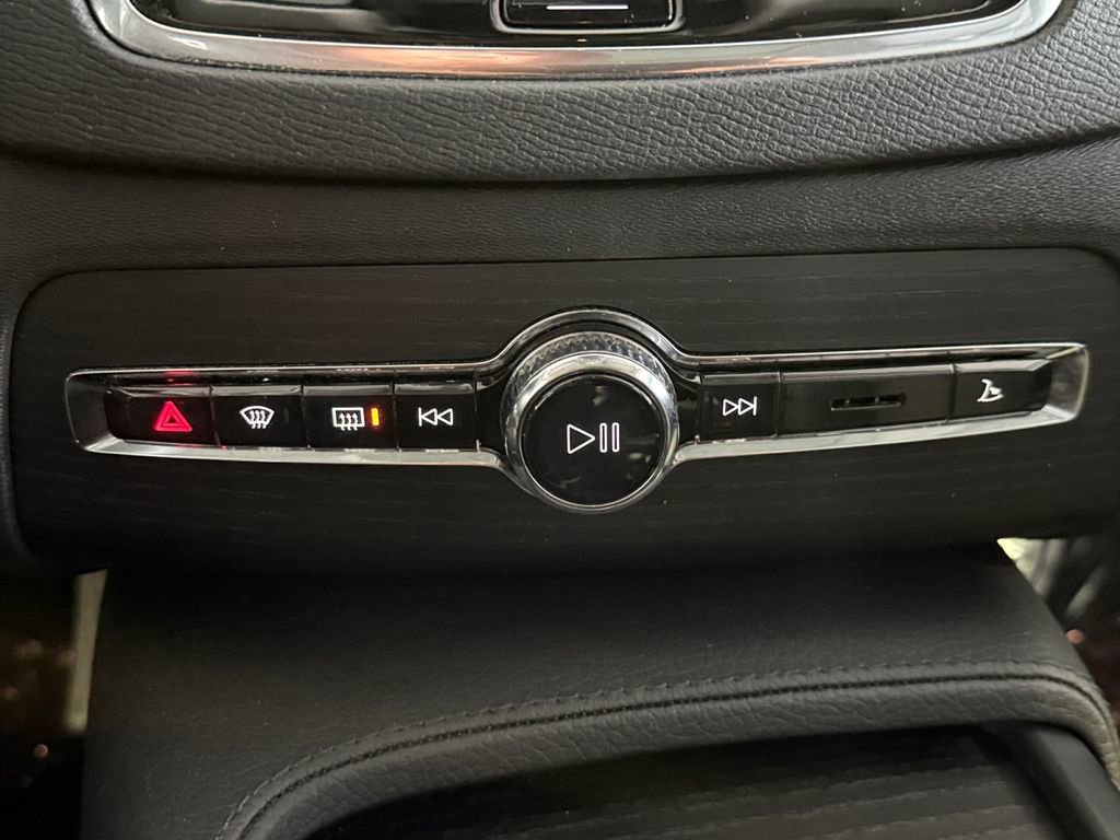 Used 2020 Volvo XC90 T6 Momentum image 17