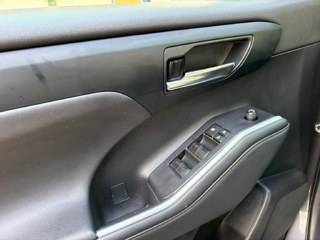 Used 2023 Toyota Highlander XLE FWD image 34