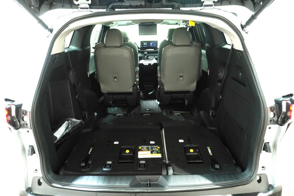 Used 2025 Toyota Sienna XLE w/ XLE Plus Package AWD/4WD image 5