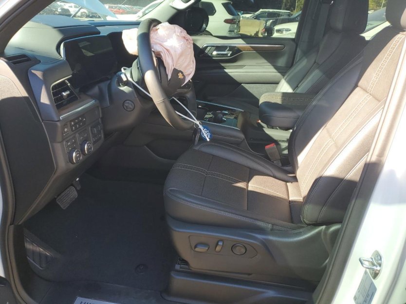Used 2025 Chevrolet Suburban High Country image 6