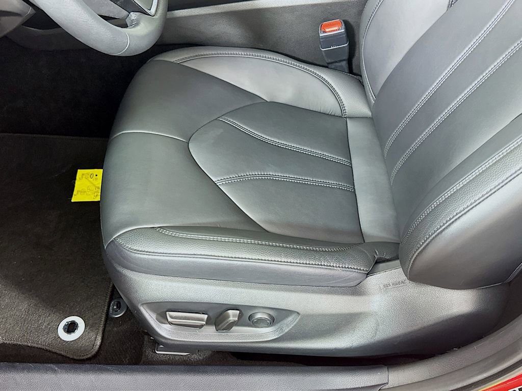 Used 2022 Toyota Avalon XLE image 19