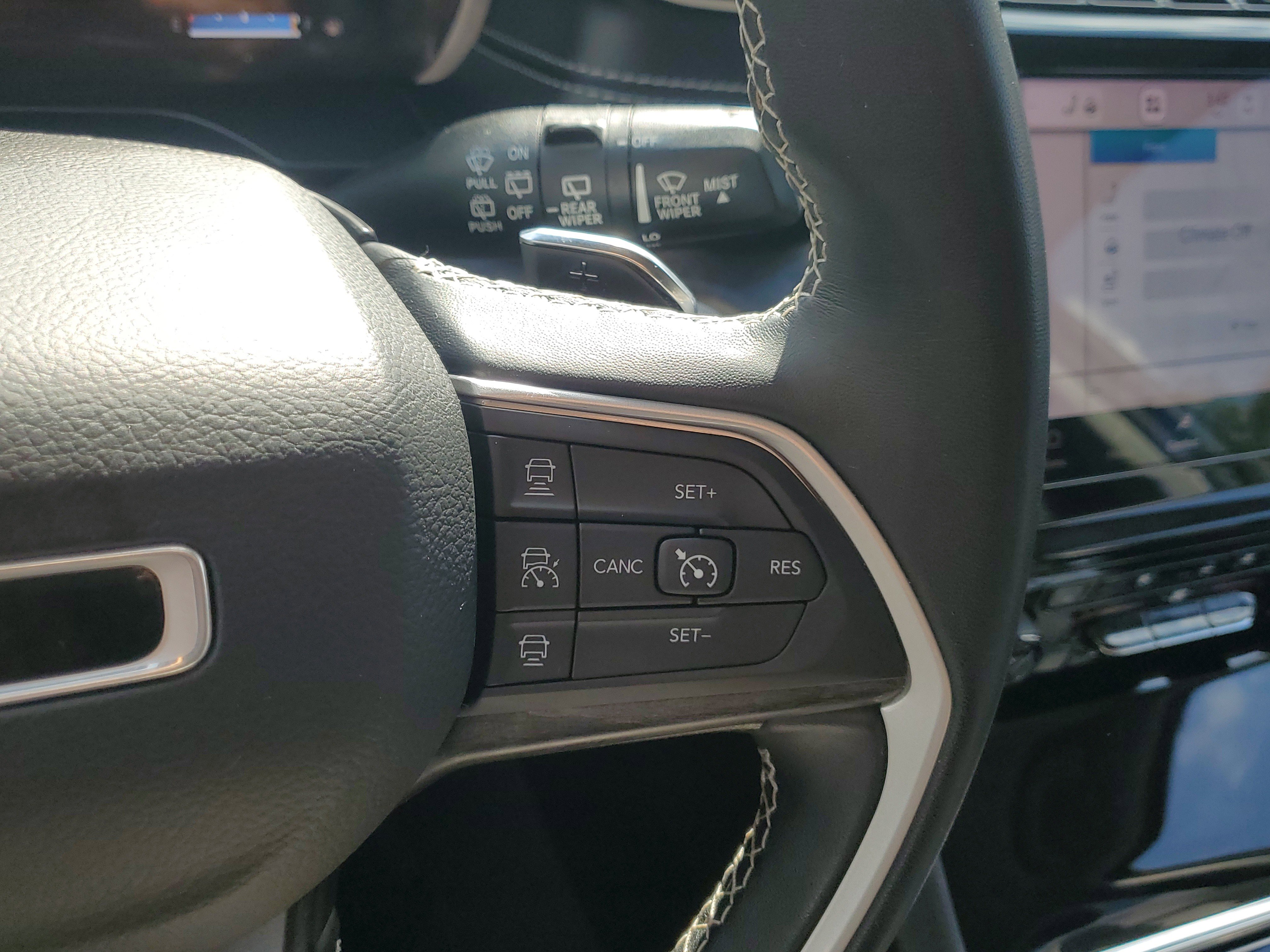 Used 2022 Jeep Grand Cherokee L Limited w/ Luxury Tech Group II image 23