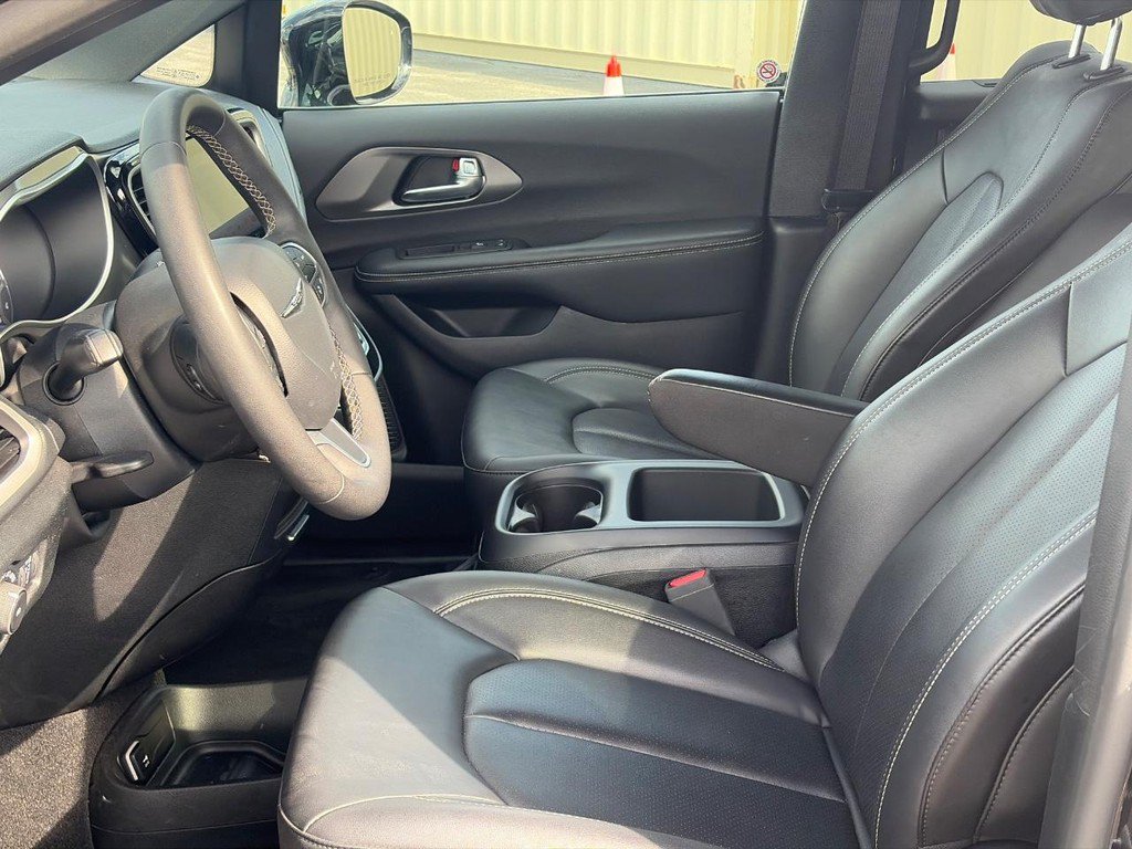Used 2025 Chrysler Pacifica Select FWD image 20