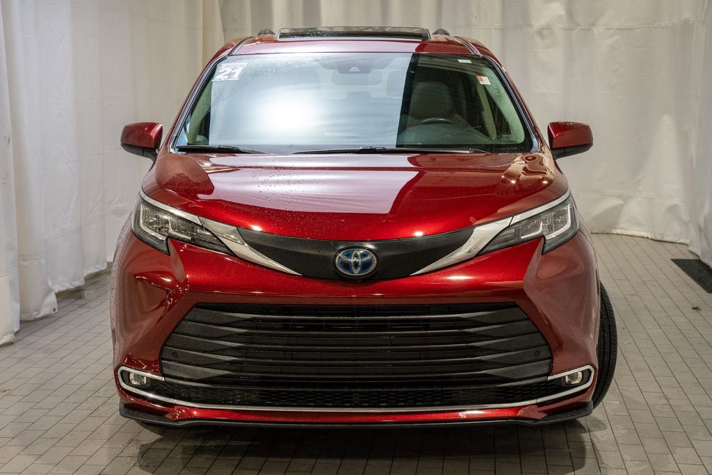 Used 2021 Toyota Sienna XLE image 3