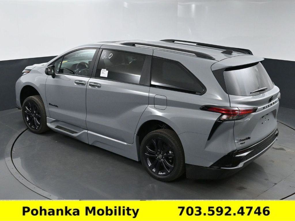 Used 2025 Toyota Sienna XSE image 18