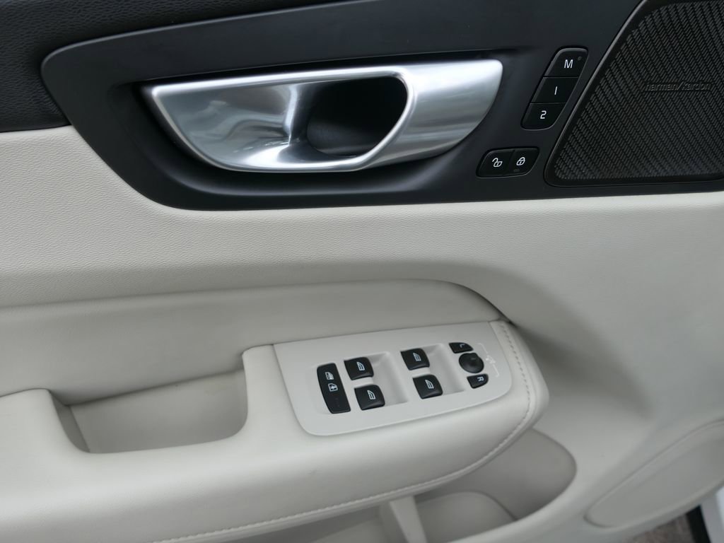 Used 2024 Volvo XC60 B5 Plus image 13