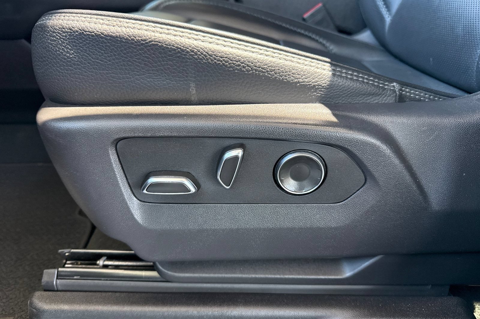Used 2025 GMC Yukon Denali AWD/4WD image 19