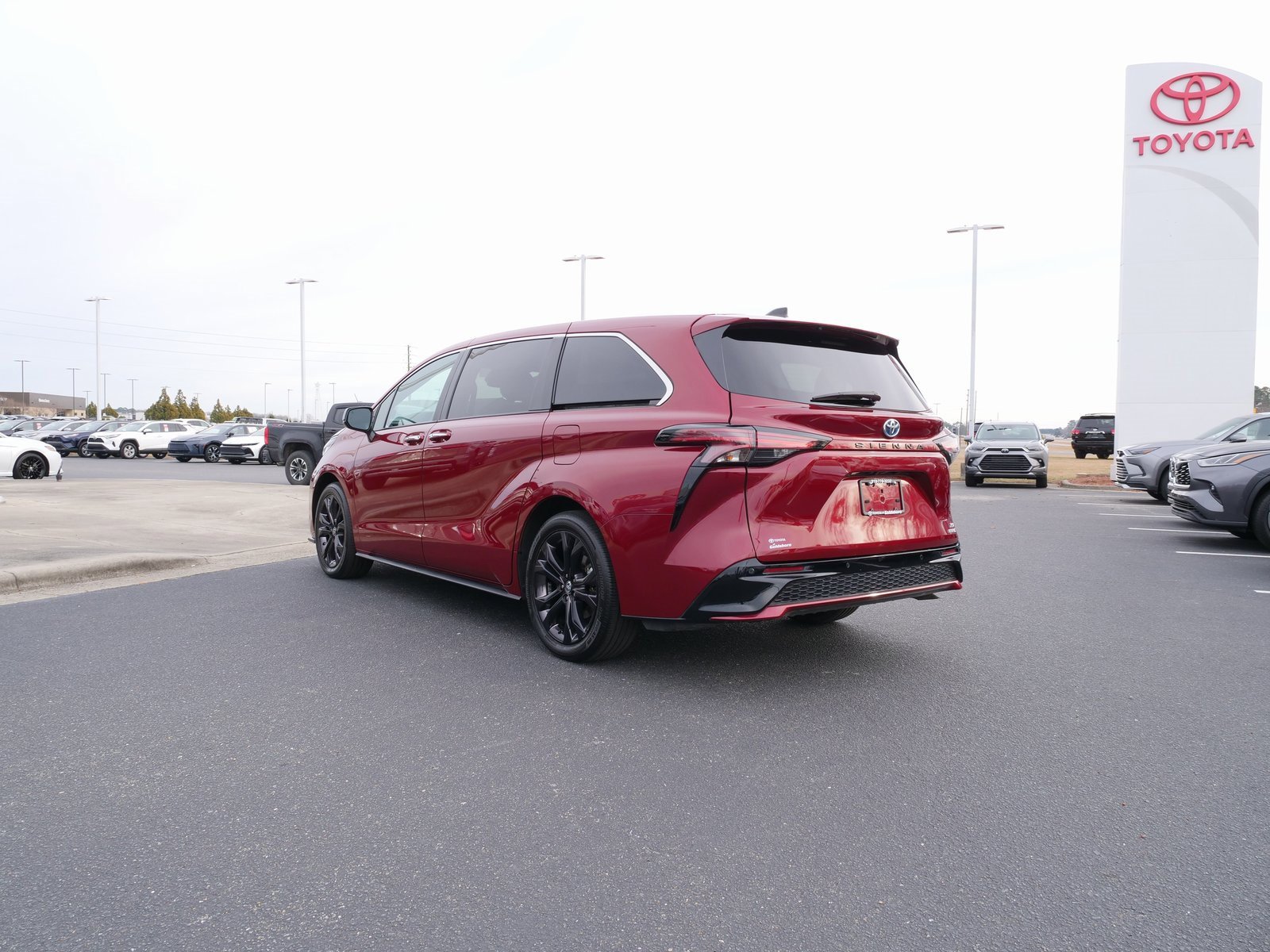 Used 2023 Toyota Sienna XSE image 6