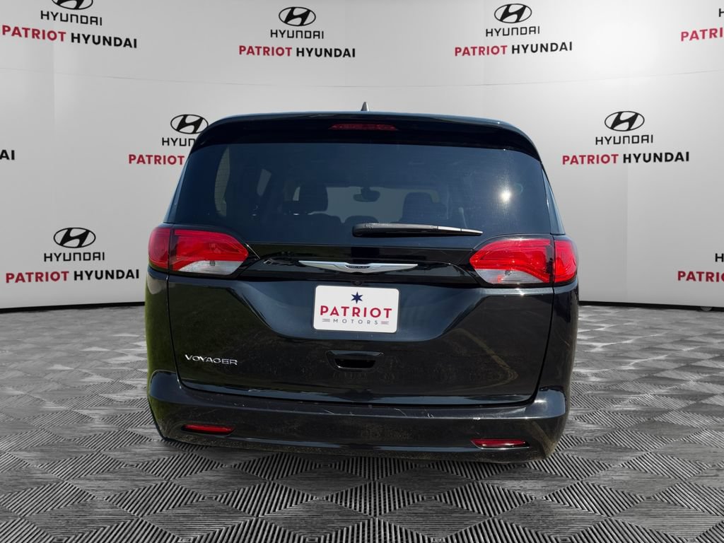 Used 2023 Chrysler Voyager LX FWD image 4