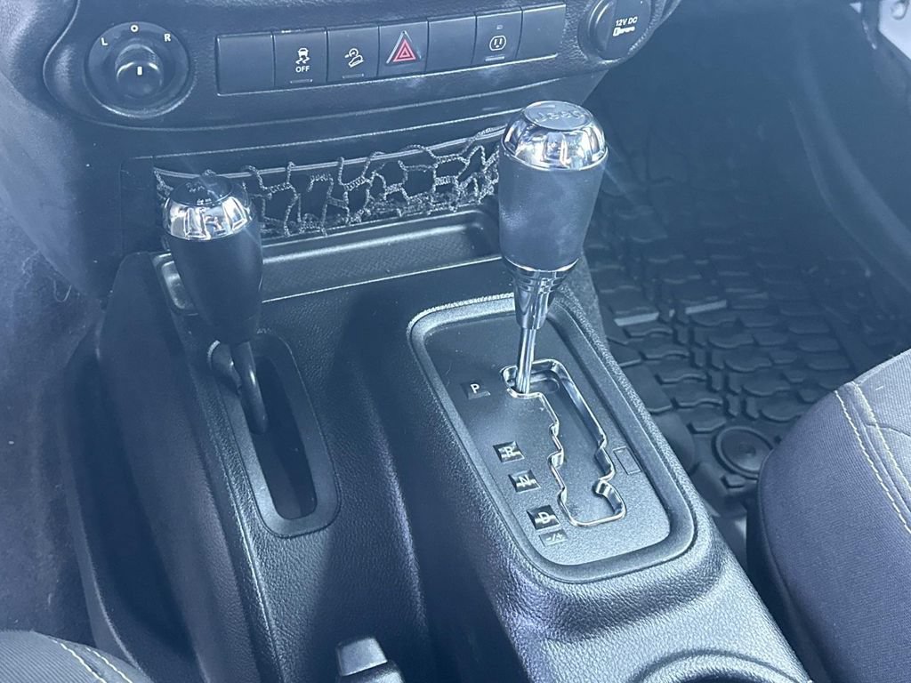 Used 2018 Jeep Wrangler Unlimited Sahara w/ Connectivity Group AWD/4WD image 23
