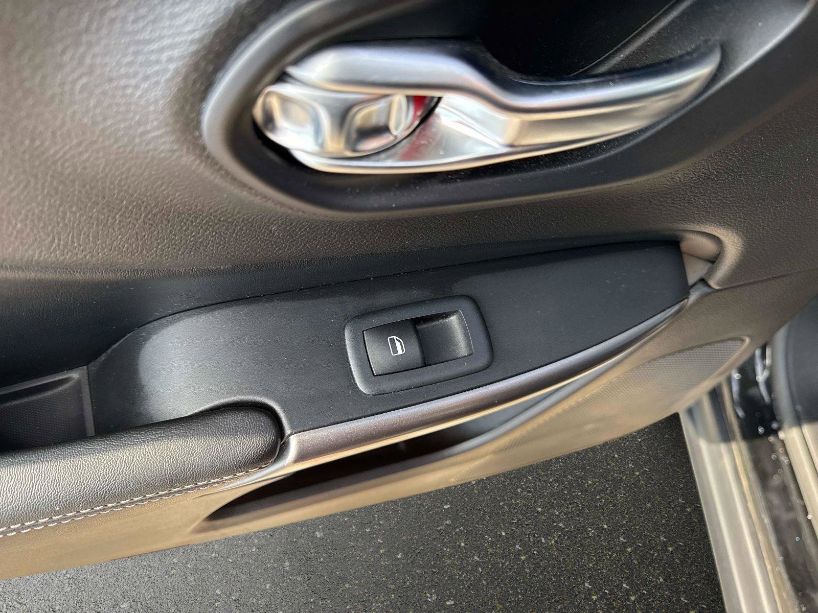 Used 2019 Jeep Cherokee Limited image 12