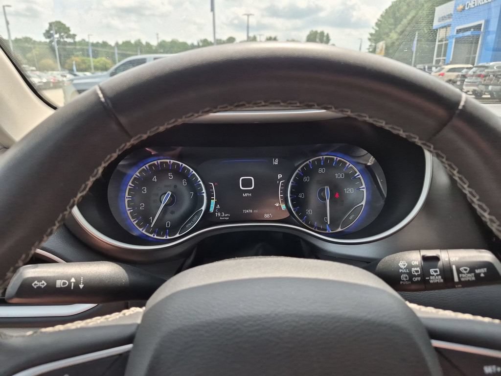 Used 2023 Chrysler Pacifica Touring-L FWD image 21