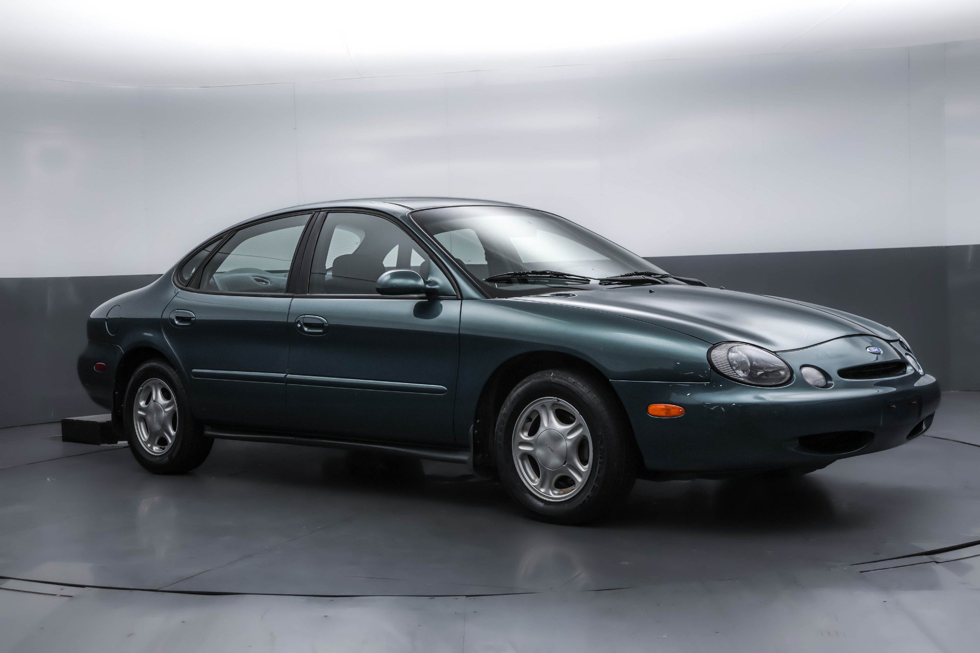 Used 1997 Ford Taurus GL FWD image 4