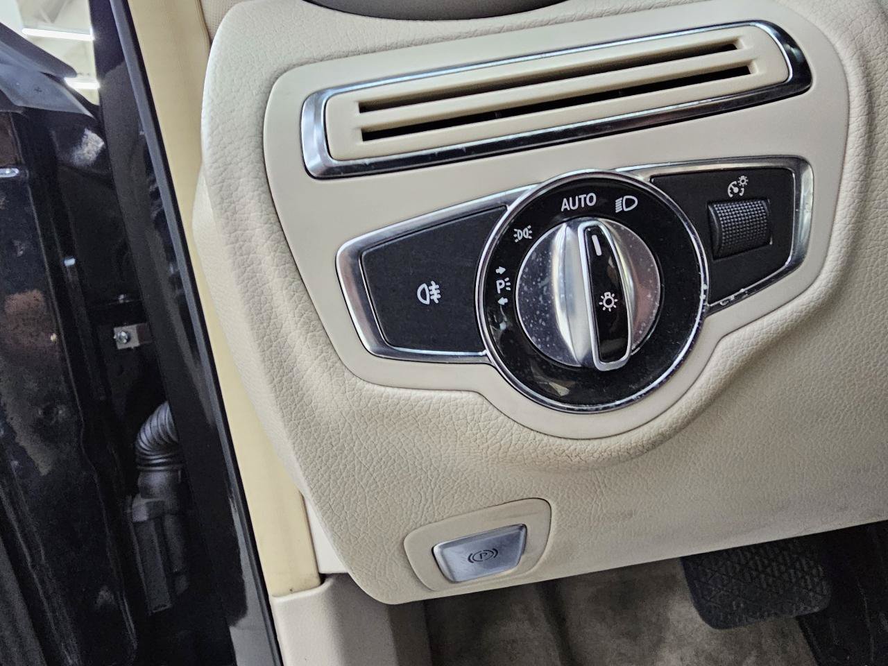 Used 2015 Mercedes-Benz C 300 4MATIC Sedan w/ Multimedia Package image 36